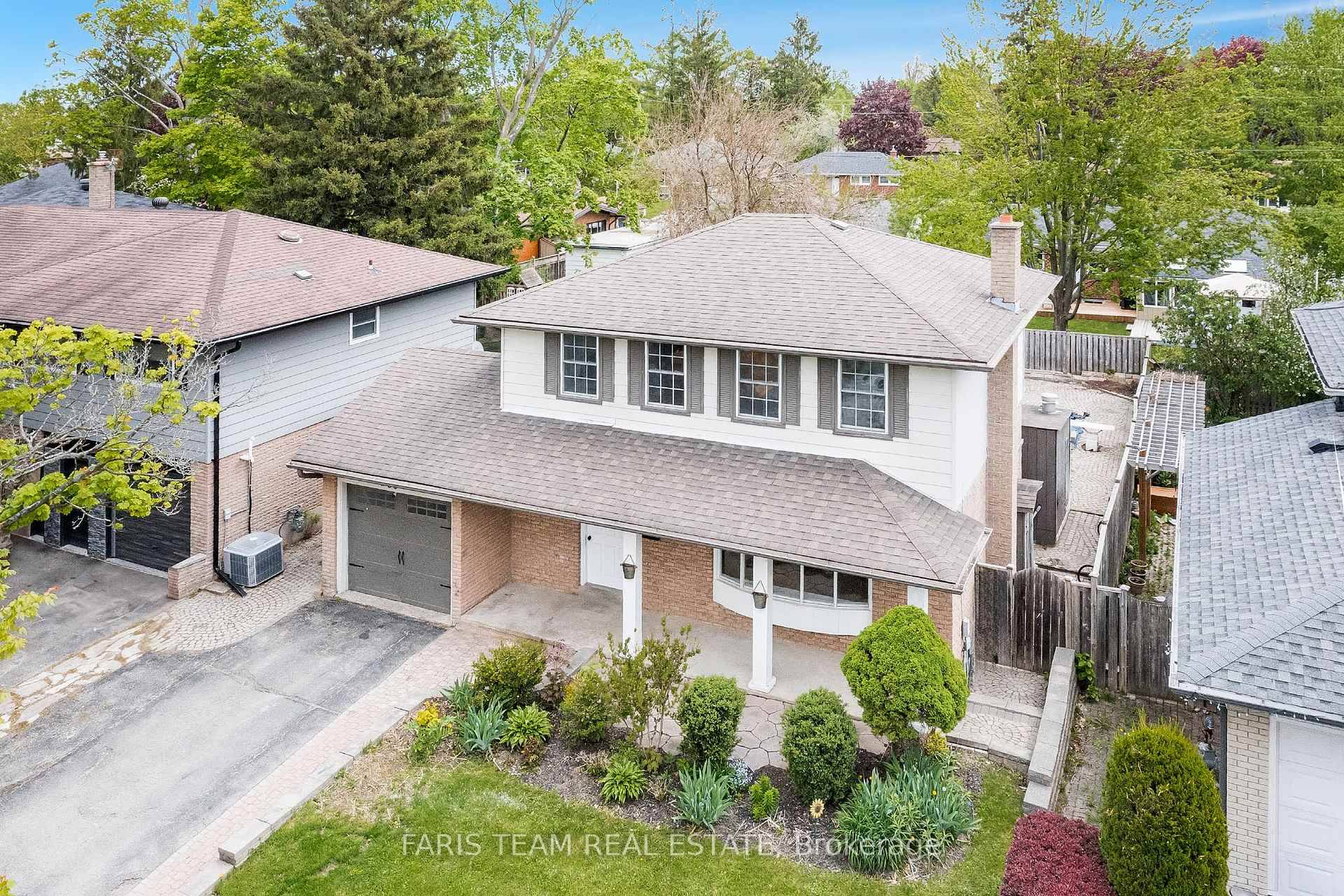 Top 5 Reasons You Will Love This Home 1 Beautifully renovated 4 1 bedroom detached home nestled in Barrie's sought after East end neighbourhood in an unbeatable location 2 Step ...