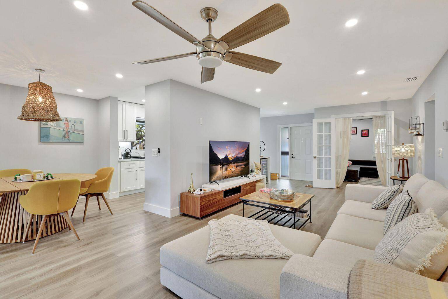 Available November 1st ! Welcome in Pelican Harbor 24hrs gated community.