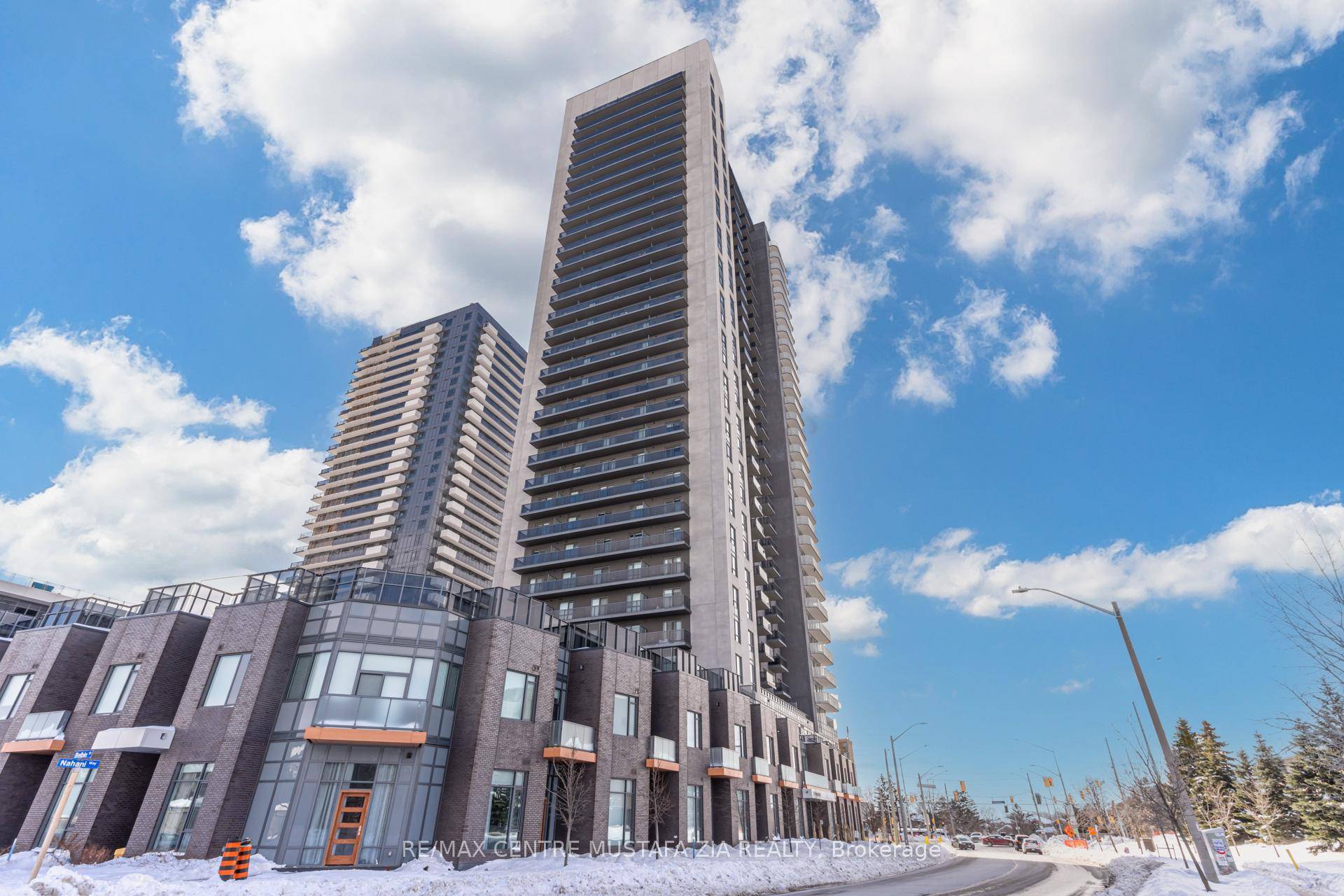 Spacious amp ; Contemporary 3 bedroom Den townhome located in Mississauga near Square One, featuring soaring 12 foot ceilings on the main floor, a bright bedroom, and a stunning kitchen ...