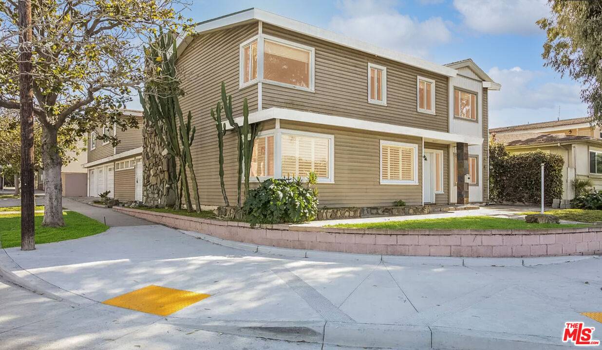 8100 W 83rd St 6BR La