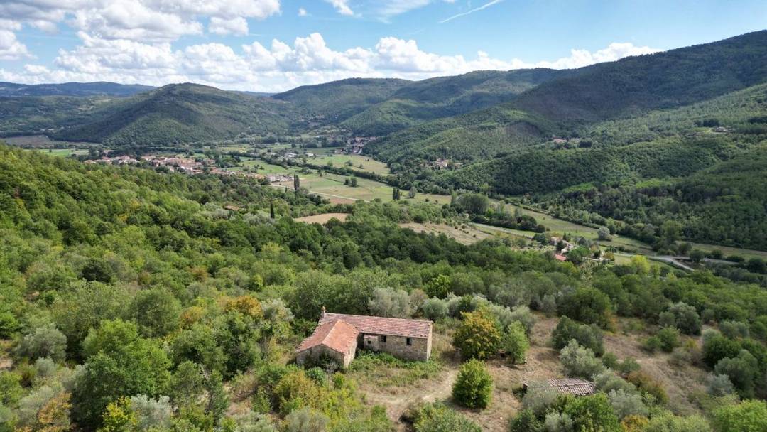 17th-century farmhouse to renovate for sale near Cortona, with 20 hectares of land and panoramic views