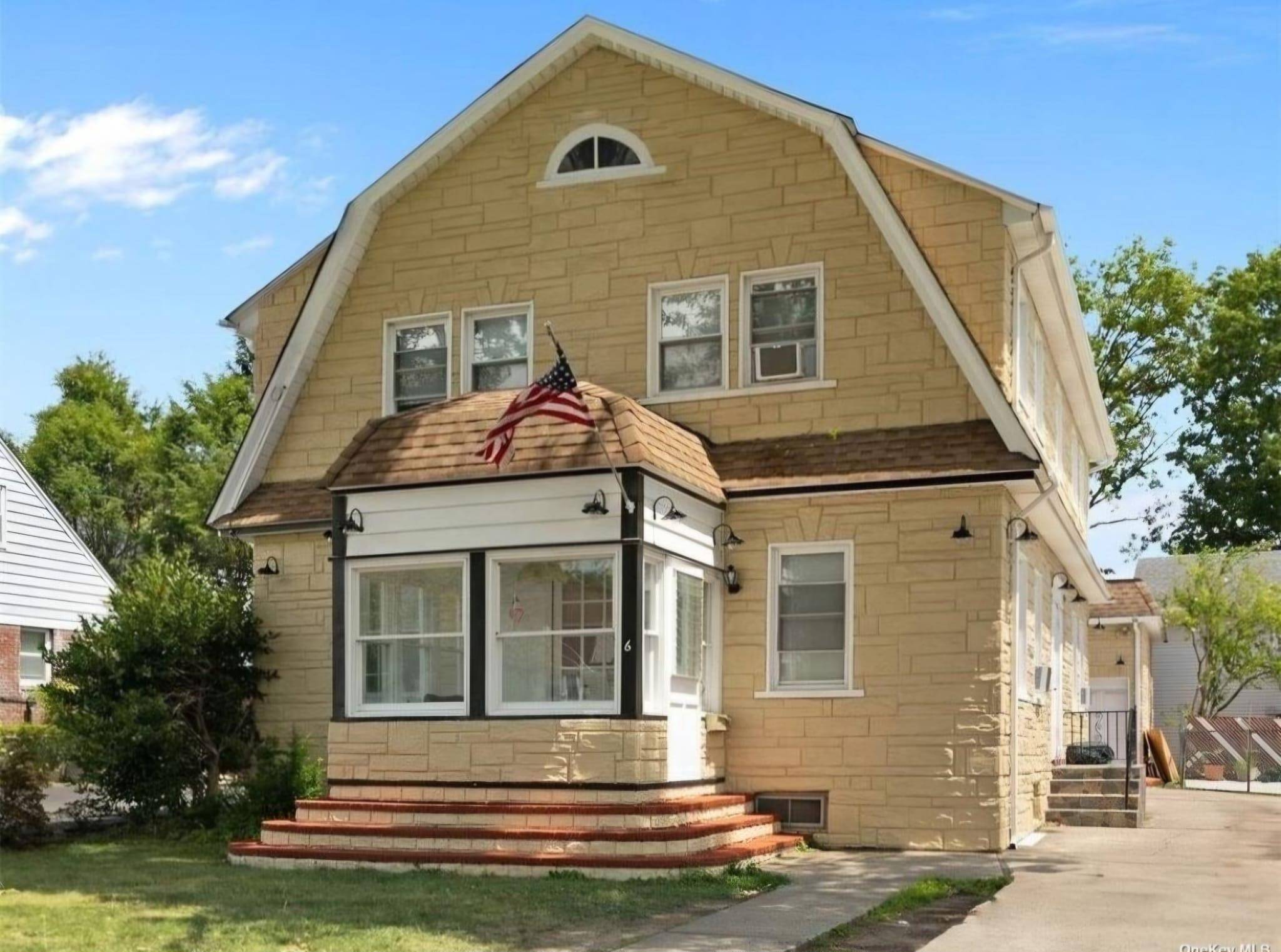 Spacious and well kept Colonial offering approx.
