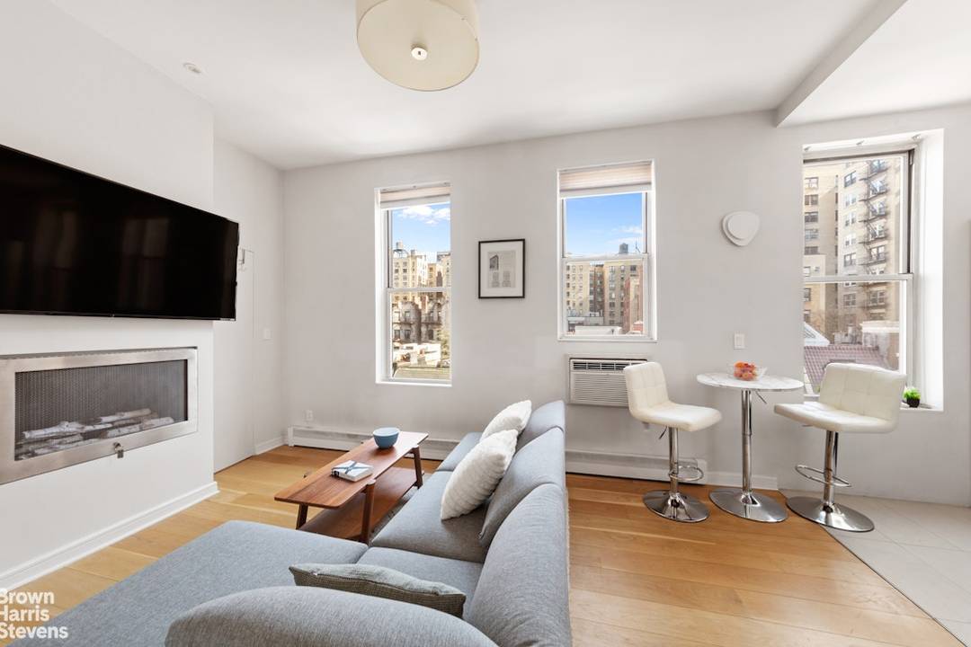 Bright, Renovated Top Floor Home Come home to this light filled, mint condition one bedroom perched on the top floor of a peaceful boutique Beaux Arts elevator building.