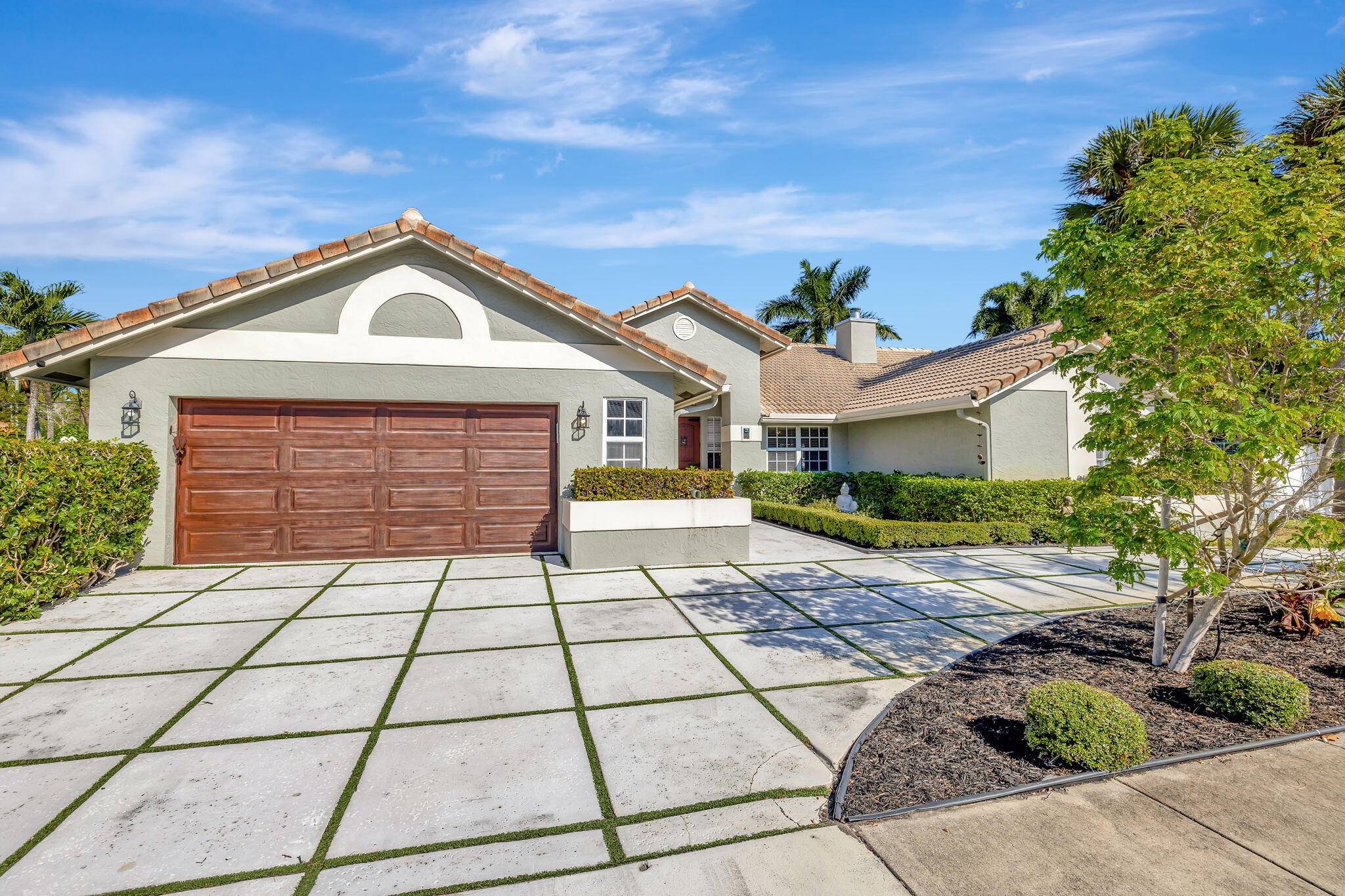 Motivated Seller ! Seller willing to give Buyer a credit at closing for carpets and laundry room cabinets.