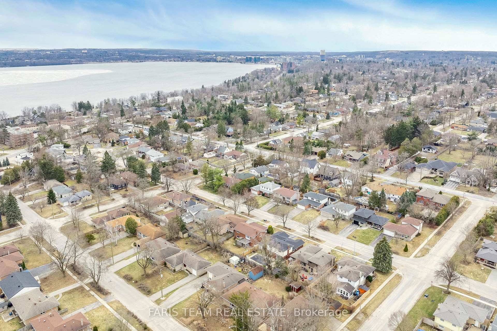 Top 5 Reasons You Will Love This Home 1 Welcome to the charming East end of Barrie, where convenience meets comfort, just a short stroll to Barrie's picturesque waterfront and ...