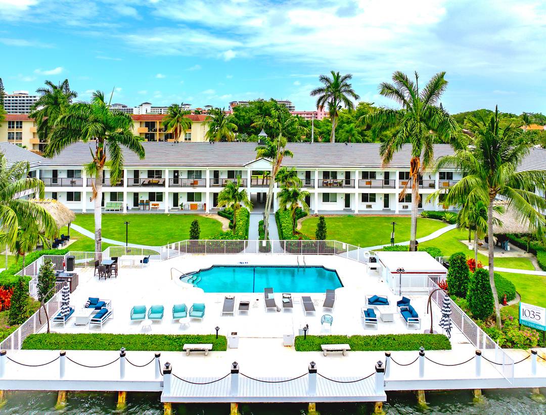 FAST, EASY RENTAL ! Welcome to Royal Colonial at 1015 Spanish River Rd, Boca Raton !