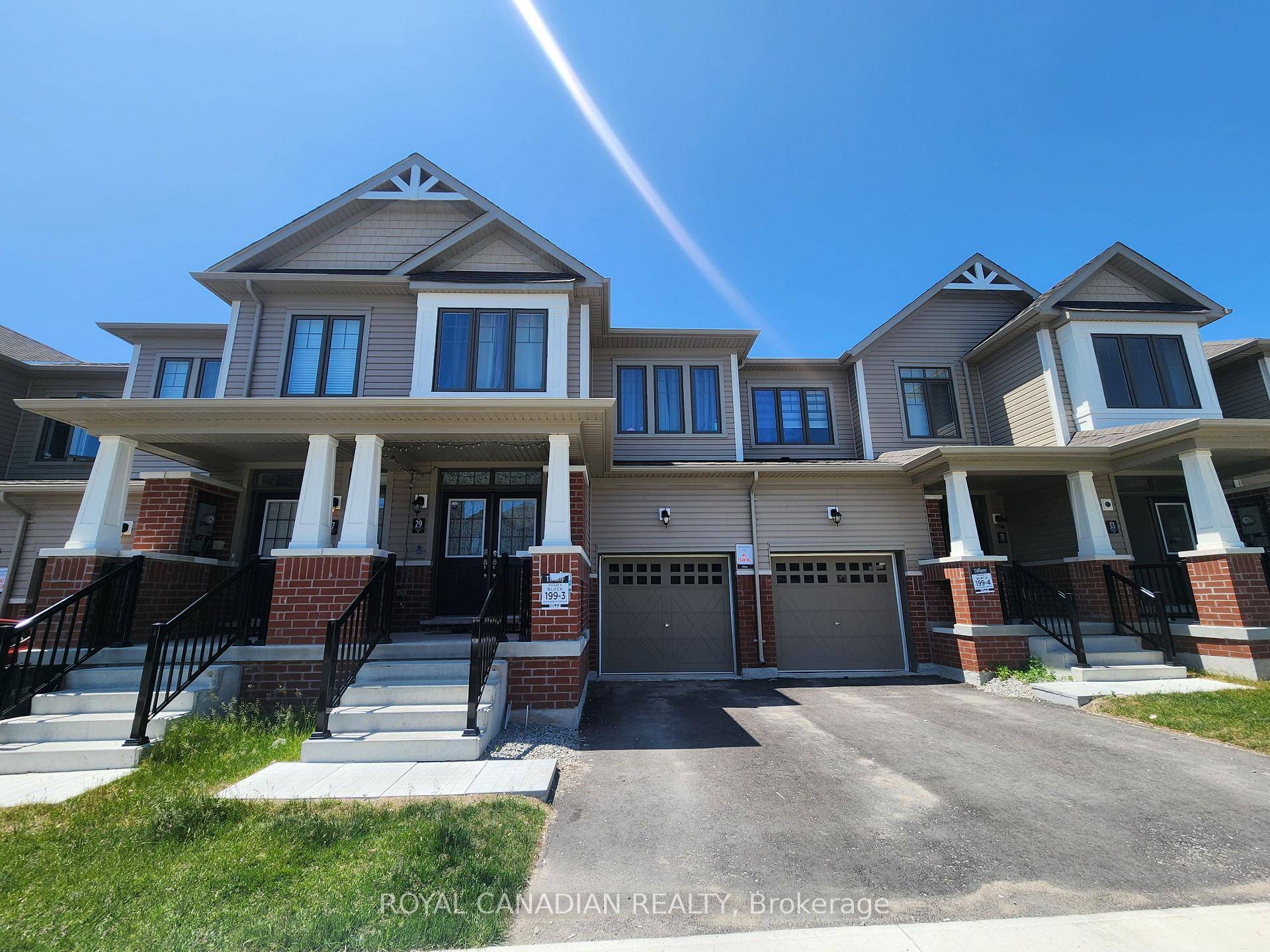 Brand New Stunning FREEHOLD Townhouse in Prime Barrie Location !