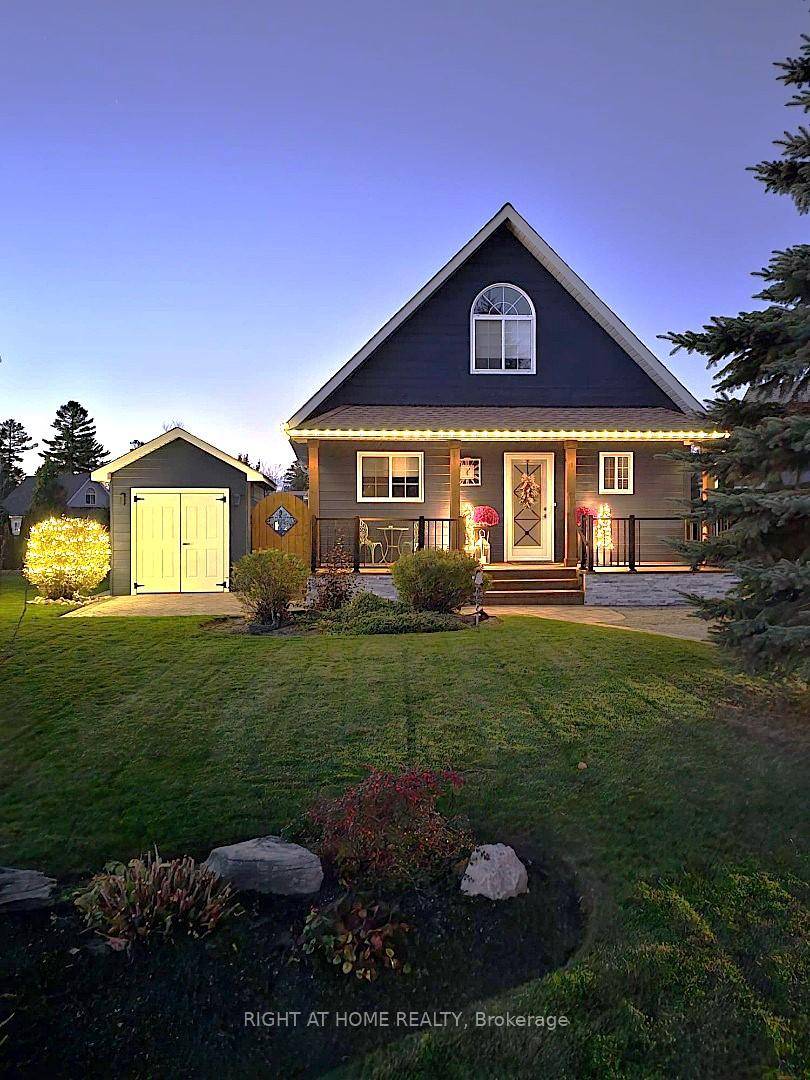 Totally Renovated Designer Decorated Georgian Bay Chalet Family oriented 4 season gated resort featuring indoor and outdoor pools, tennis court, mini putt, ball hockey rink, splash pad, rec centre, playgrounds, ...