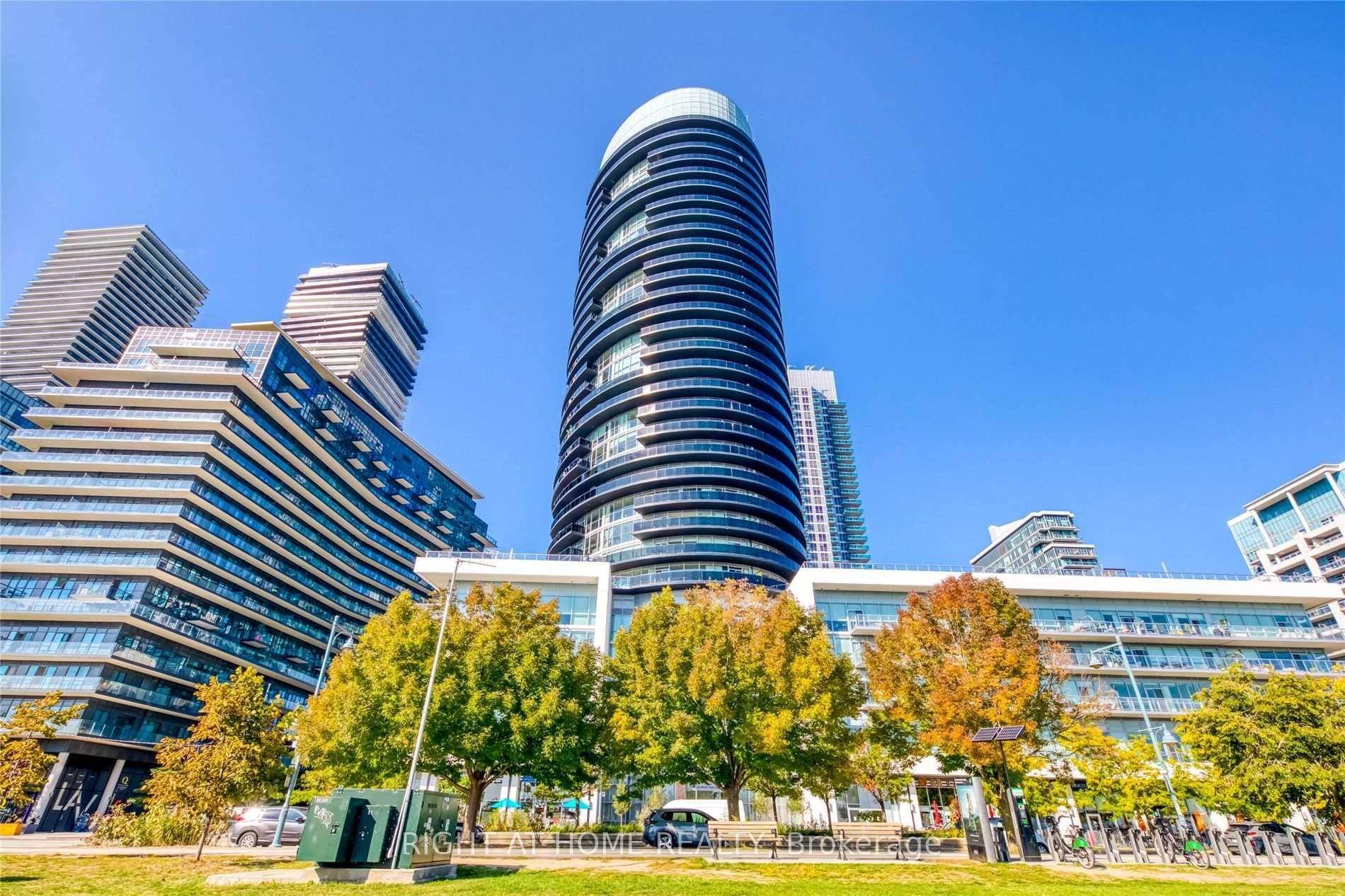 Stunning panoramic lake and city views from this rare, top floor corner suite at Waterscapes !