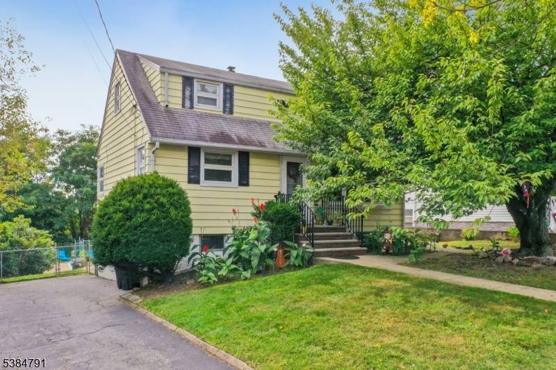 Welcome to 19 Mayfair Place in Clifton's highly desirable Albion section !