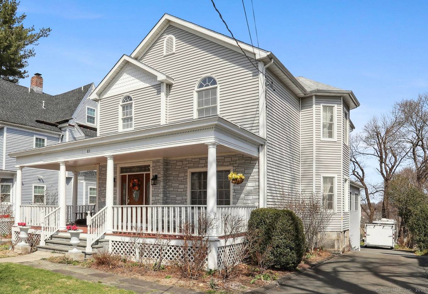 Welcome to 81 Deer Hill Ave, where space abounds elegant living begins !