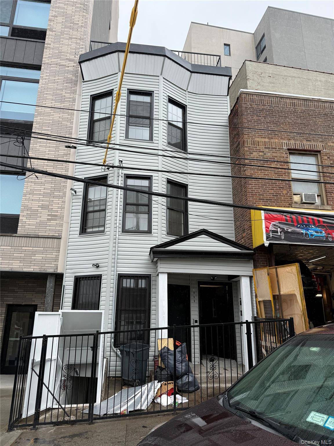 FULLY RENOVATED 3 BEDROOM 2 BATHROOM APARTMENT LOCATED ON THE FIRST FLOOR.