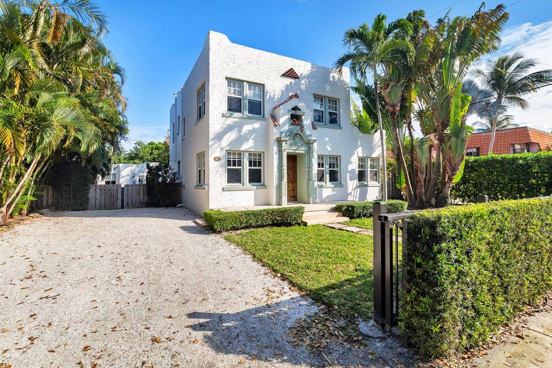 Charming historic home in the coveted Southland Park neighborhood !