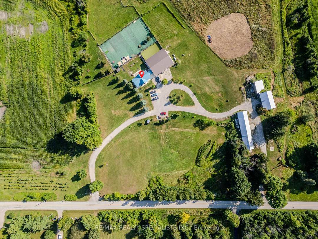 Incredible Approx. 100 Acre Farm House, Full of Space, Privacy amp ; Versatility Surrounded by Multi Million Estates 3 Separate Entrances with around 2000 Ft 0.