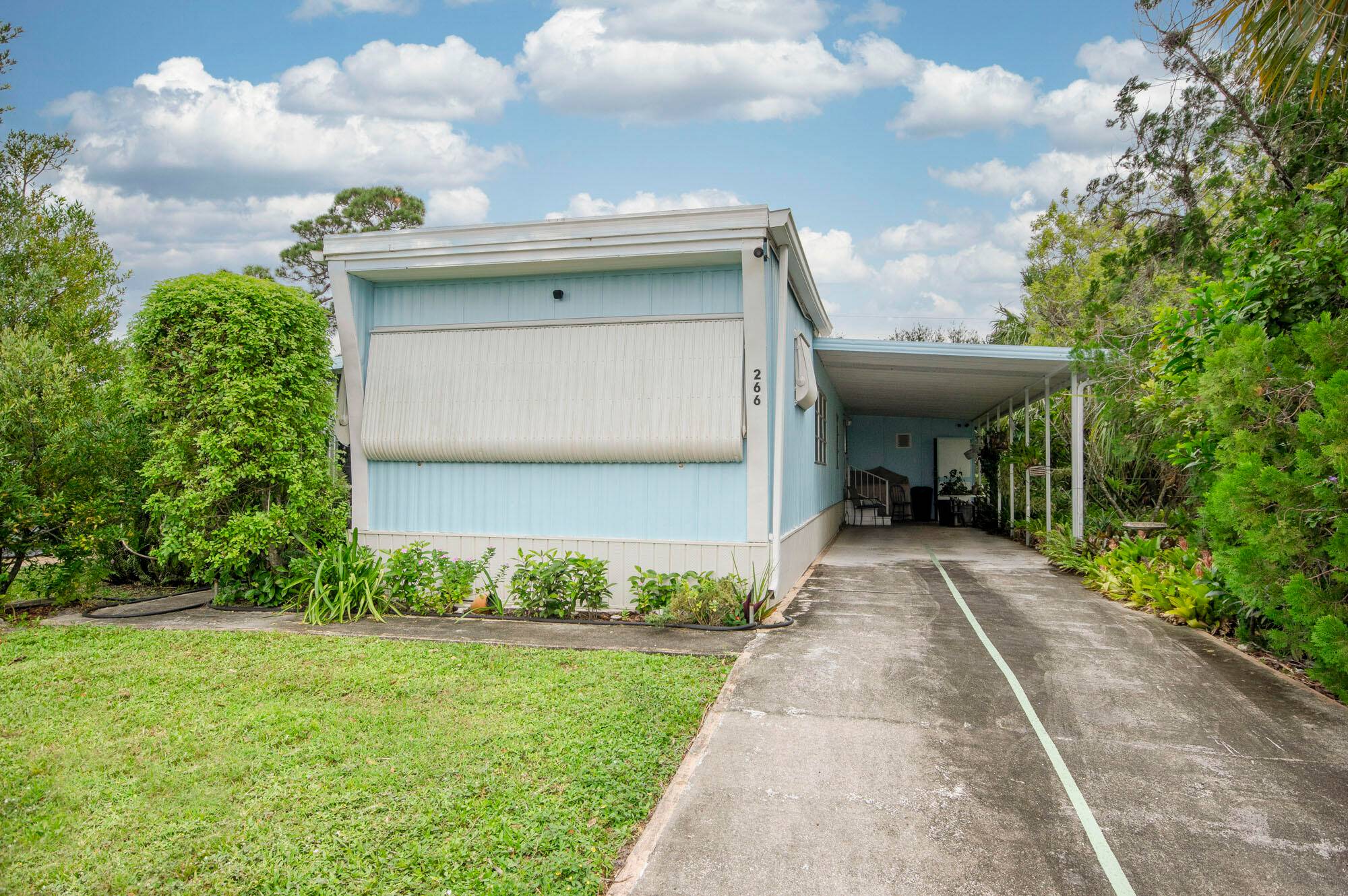 LOW HOA's ! ! ! Come enjoy this well maintained manufactured home in the very ACTIVE 55 community of Leisure Village.