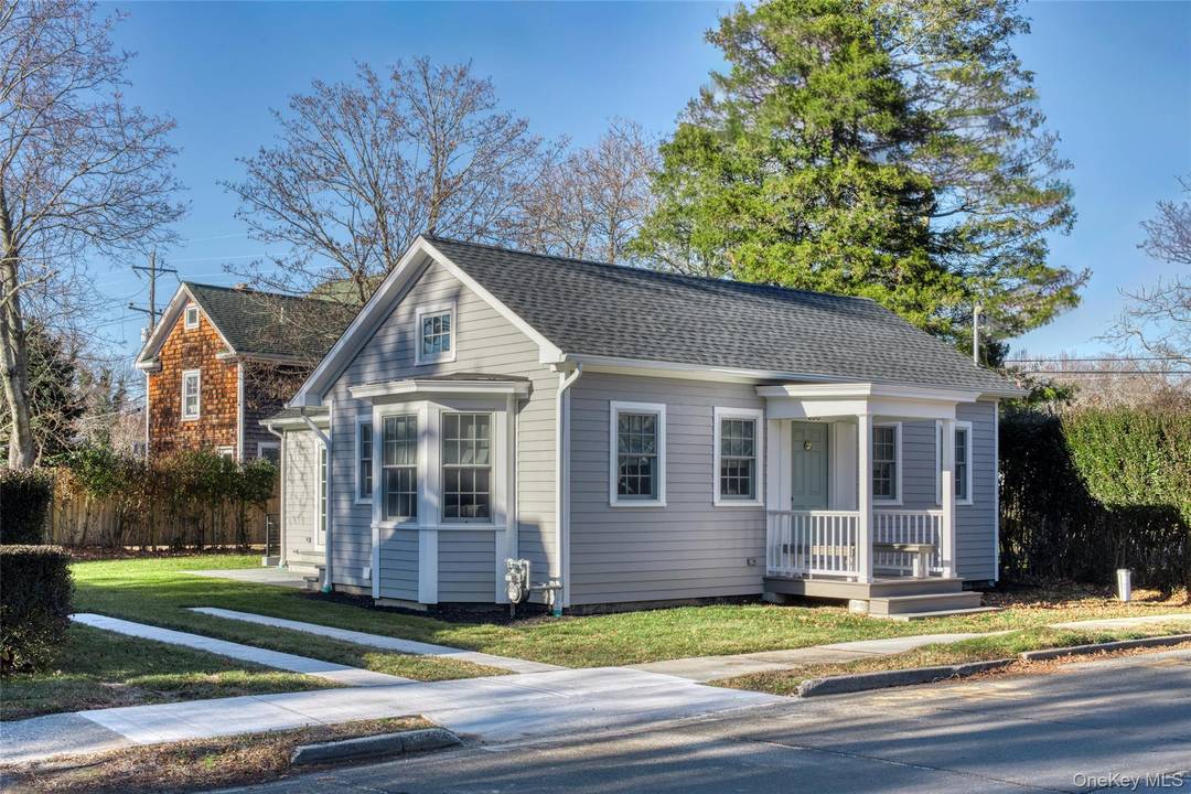 Beautiful renovated 2 bedroom, 2 full bath home in Orient Village.