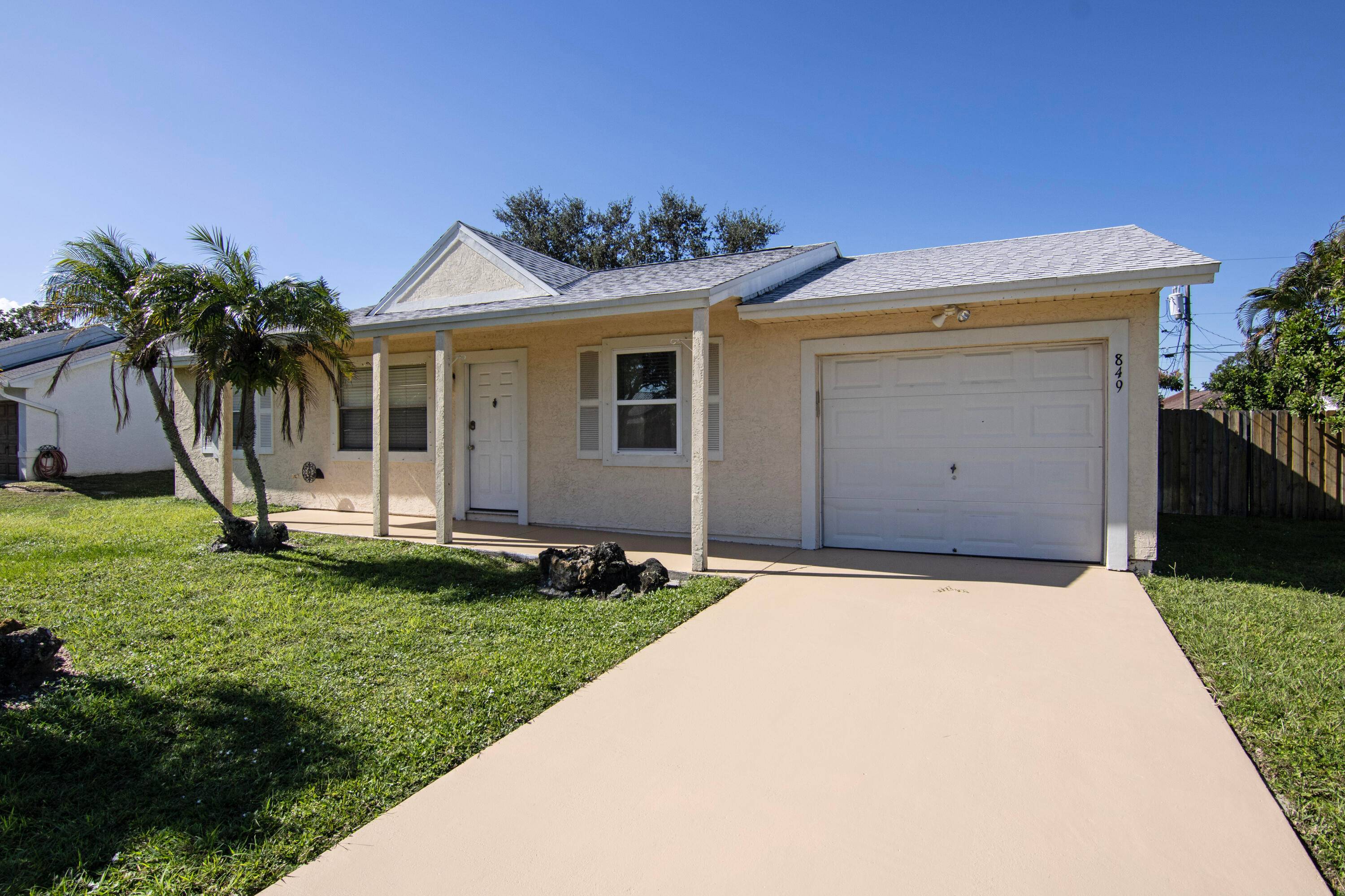 Cute 2 Bedroom, 2 Bath Home with Pool No HOA !