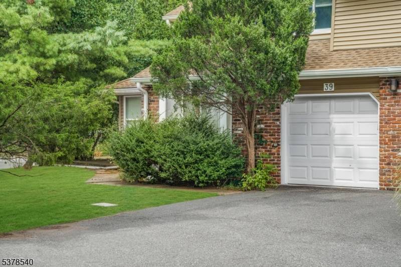 Welcome to 39 Driftwood Drive, perfectly situated in the sought after Villas at Quailbrook community in Somerset.