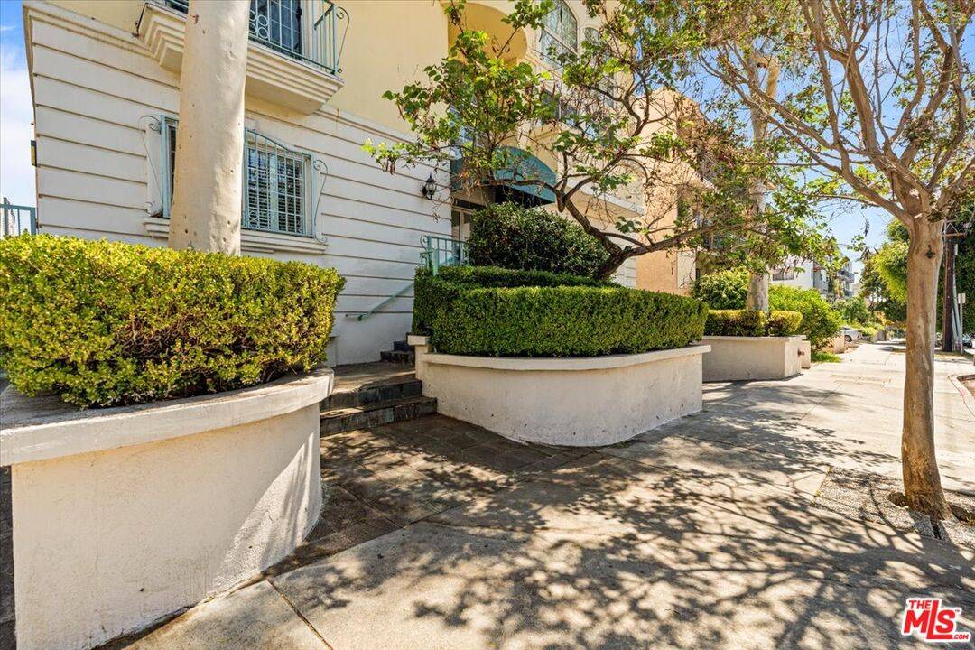 1342 N Sierra Bonita Ave 2BR Hollywood Hills East La