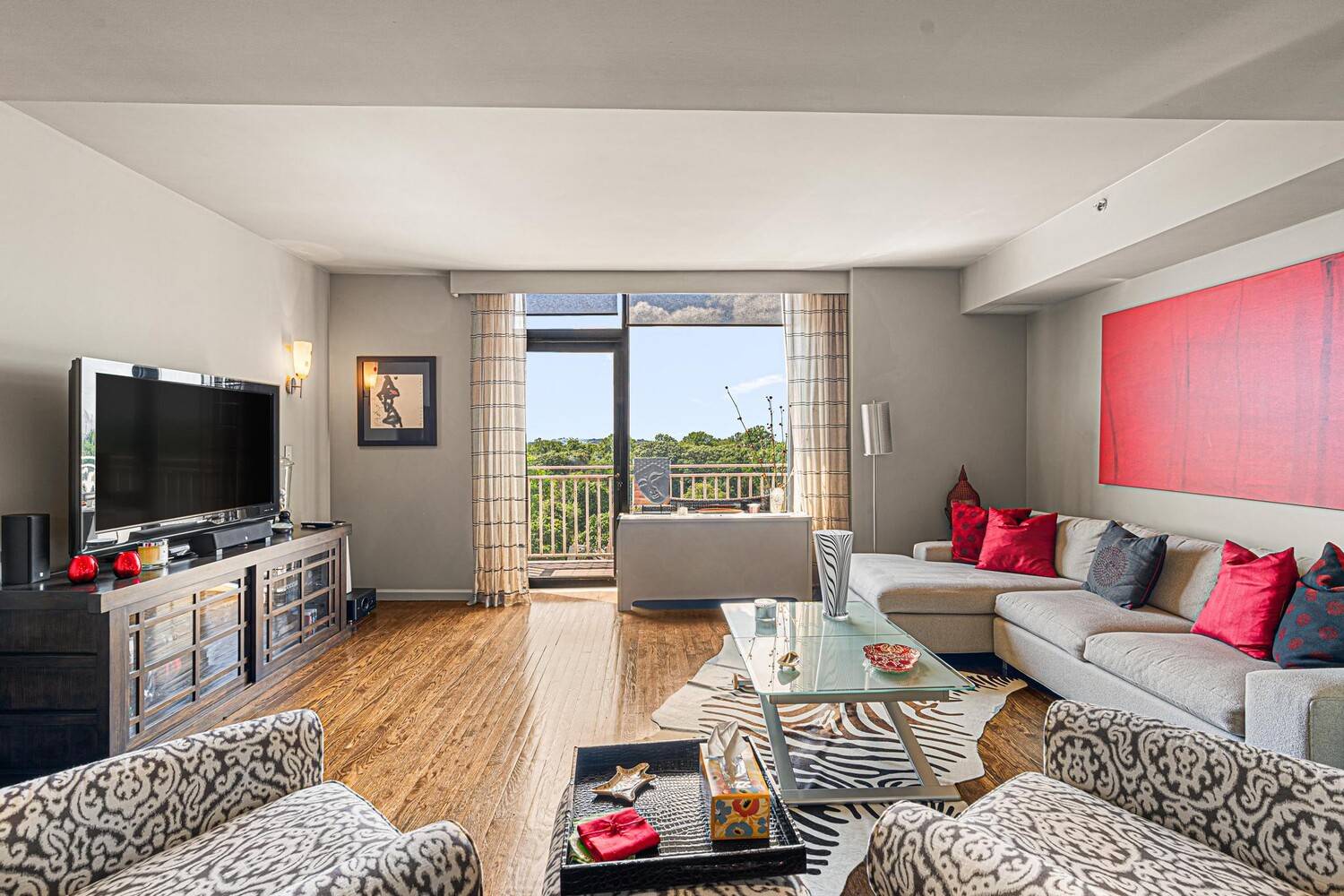 Gorgeous 2Bedrooms 1Bath Penthouse overlooking unobstructed Panoramic view of greenery of none the other, Forest Park extending beyond to Spectacular views of the City through its private Balcony.