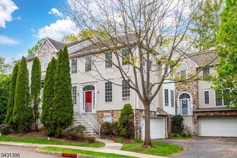 Lovely 3 bedroom townhouse with lots of natural light !