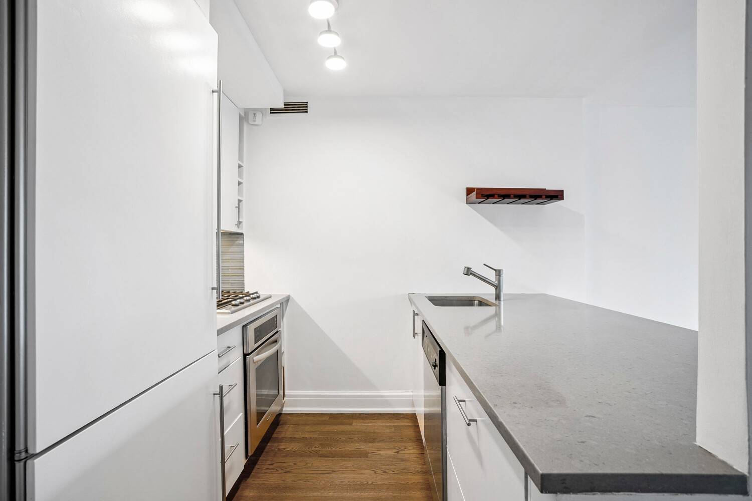 RARELY AVAILABLE 1BR AT THE COLUMBIA CONDO !