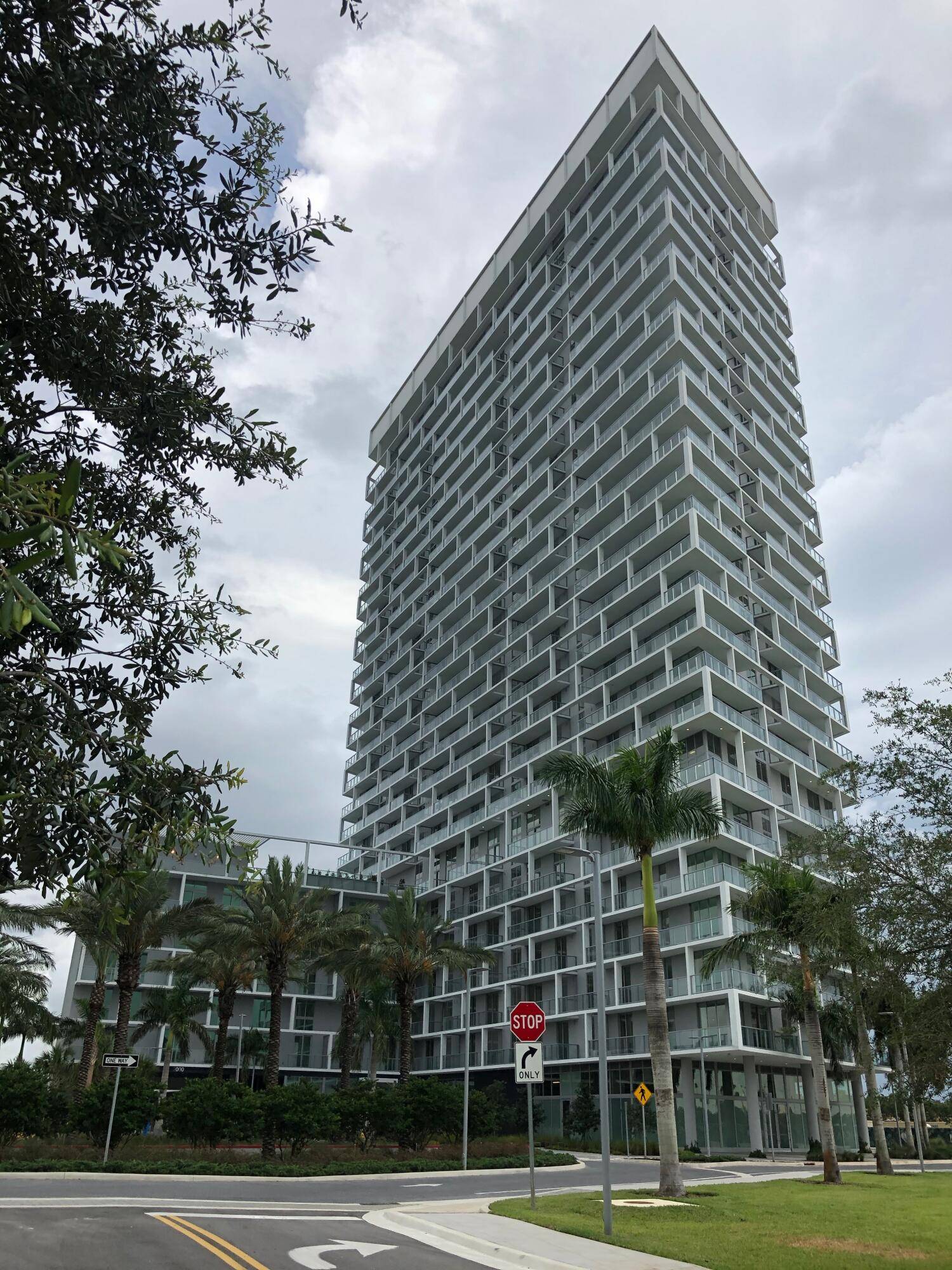 Magnificent corner unit with amazing views, huge balcony 436 sqft wrap around, stainless steel appliances, automatic blinds, ceiling fans, porcelain flooring, 2 assigned parking spaces valet parking also available, concierge, ...