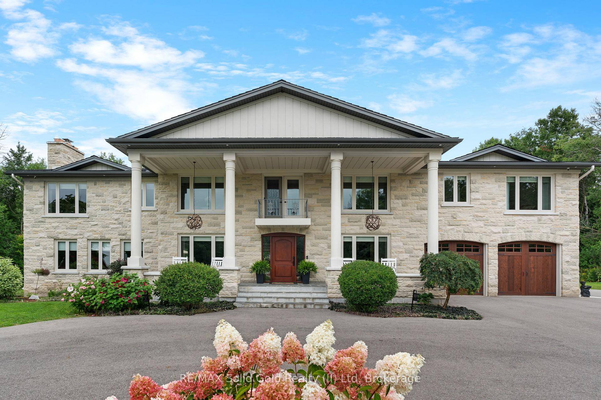 This extraordinary home effortlessly integrates natural elements, drawing inspiration from its breathtaking surroundings.
