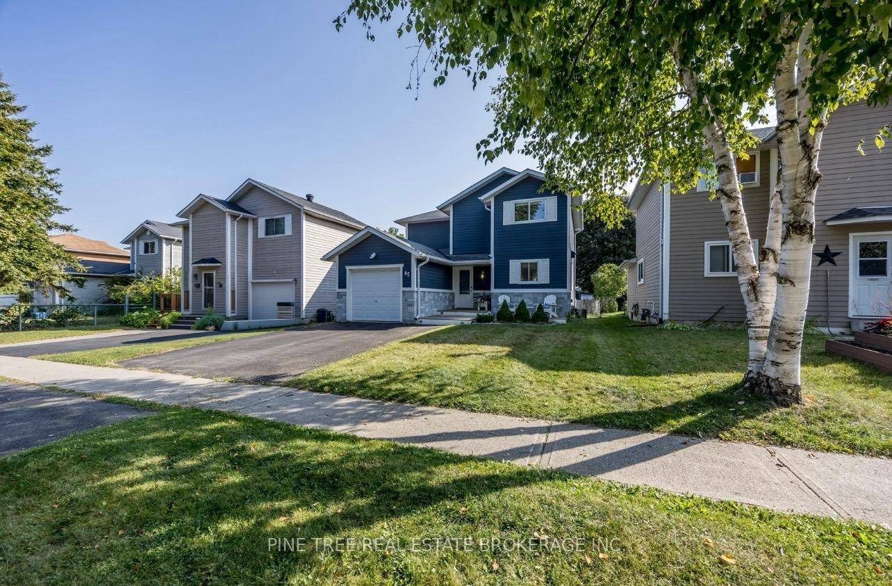 Welcome to this beautifully updated two storey home in Barries sought after southwest community of Ardagh.