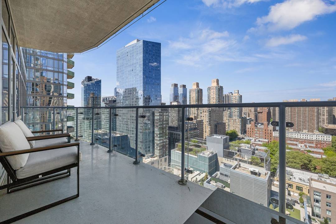 This spectacular one bedroom condominium residence is filled with natural light, highlighted by dramatic floor to ceiling windows that frame stunning skyline views over the Upper West Side, along with ...