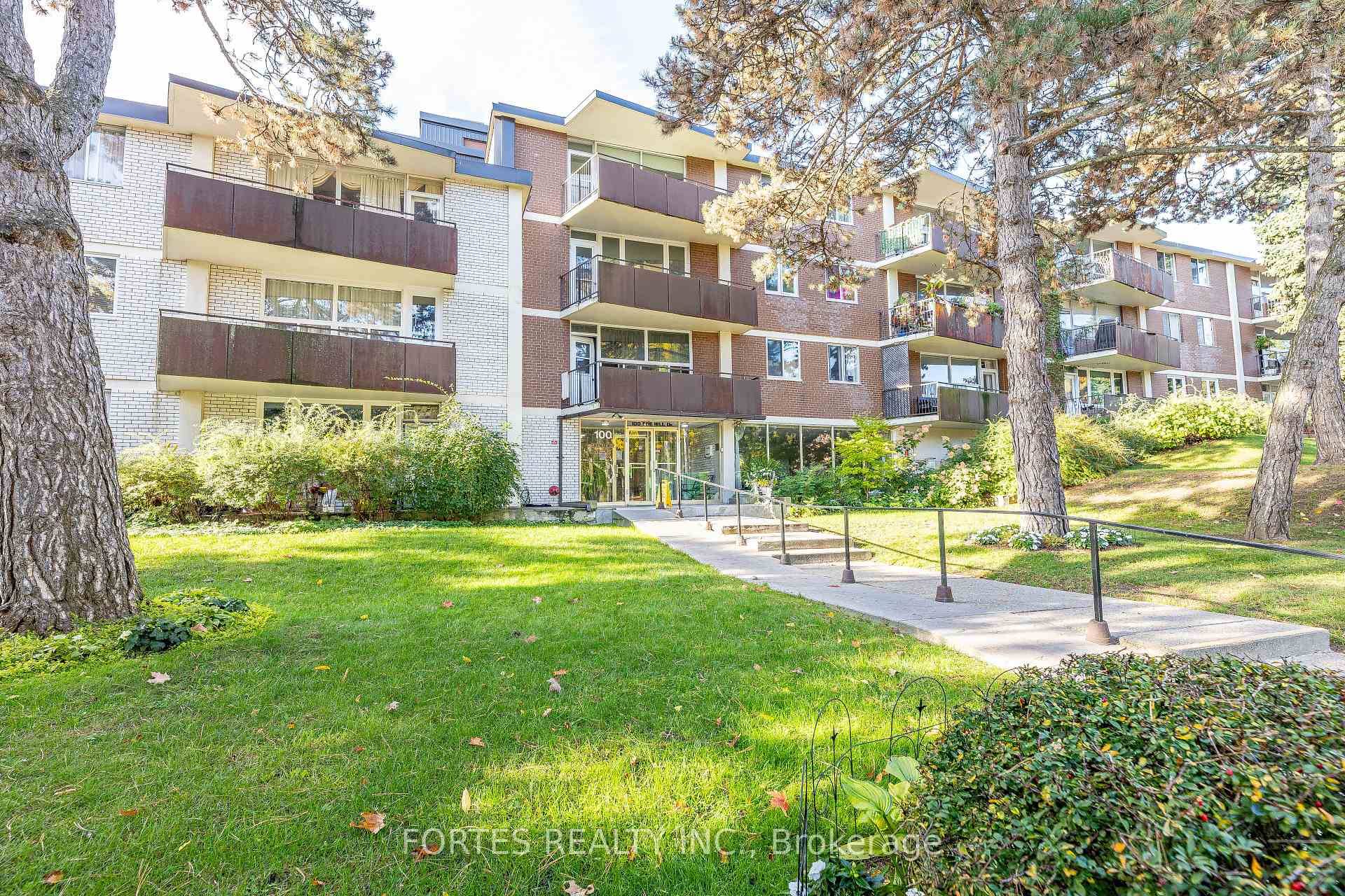 Fantastic ! Large Over a 1000 Sqf Corner Unit w very spacious rooms and tall ceilings in a very well kept property overall.