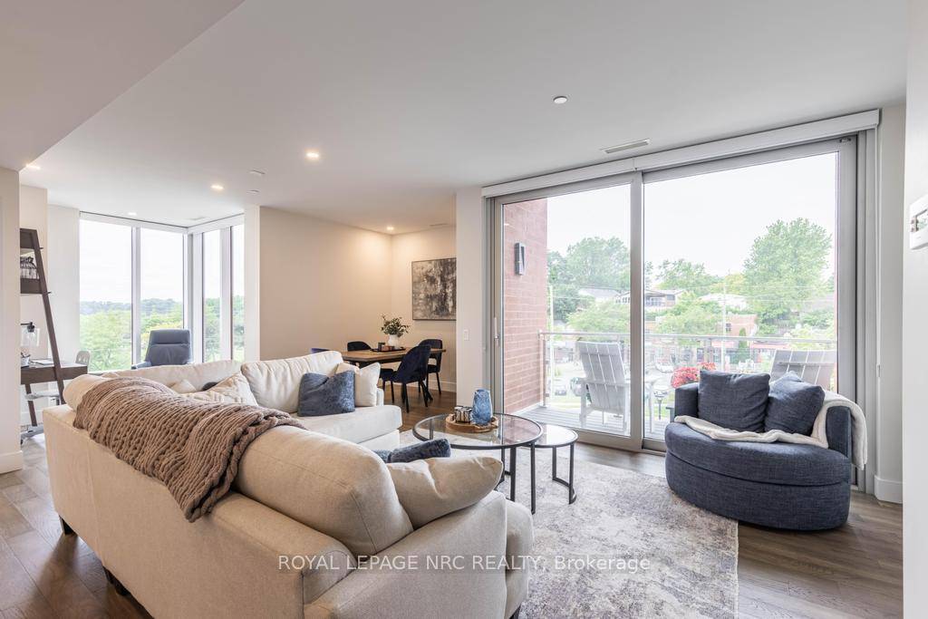 Enjoy carefree living in this luxurious waterfront 2 bed, 2 bath, 1, 384 sf corner suite with 2 parking spaces and a spectacular view of Toronto, Lakeport streetscape, Henley Rowing ...