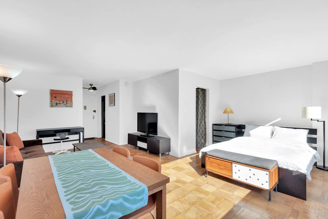 Spacious and Sunlit Studio at Lincoln Towers 185 West End Avenue, Apt 16K Welcome to this inviting east facing studio in the heart of Lincoln Towers.