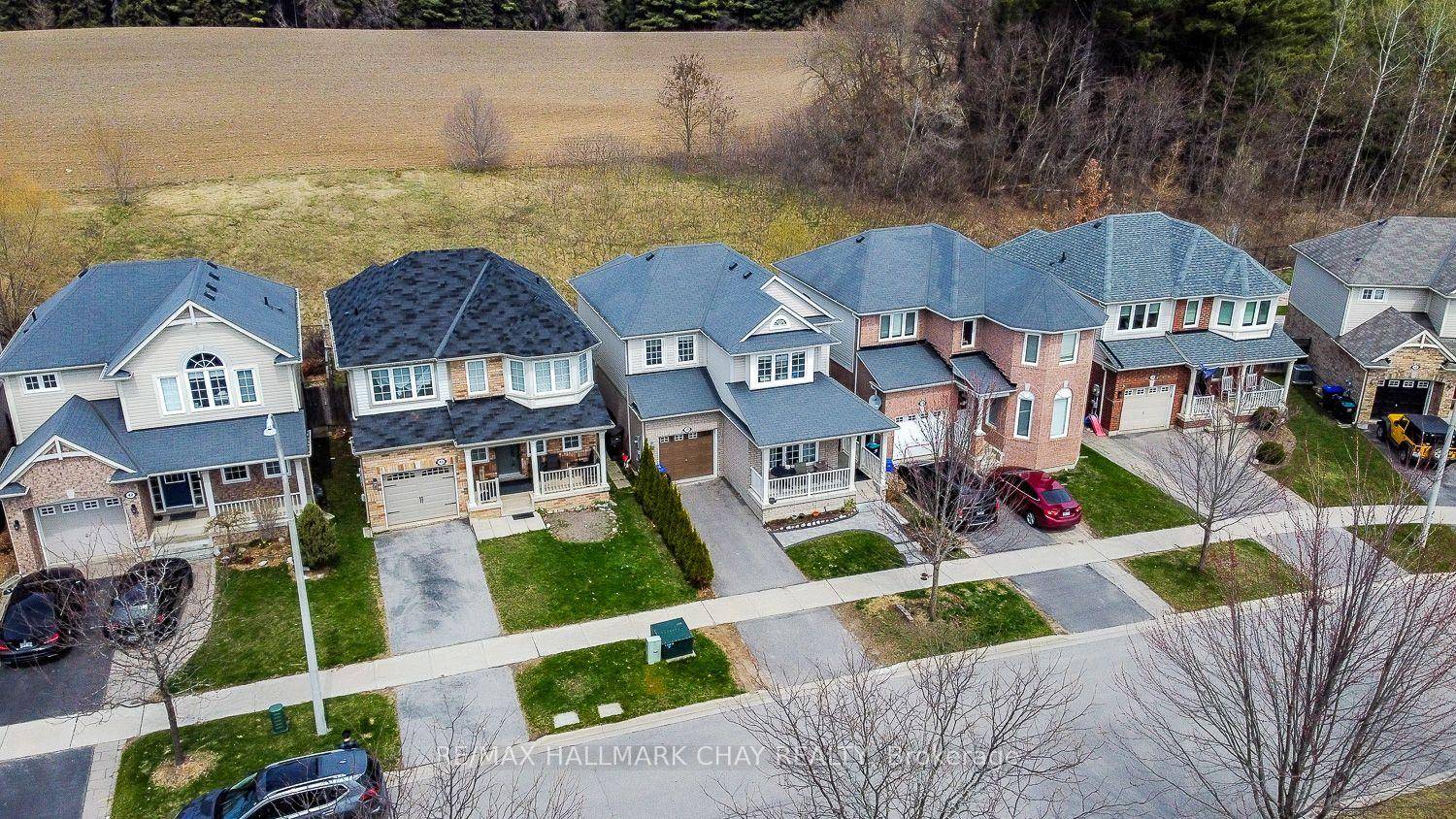 3 1 BEDROOM, 4 BATH HOME BACKING ONTO GREEN SPACE !
