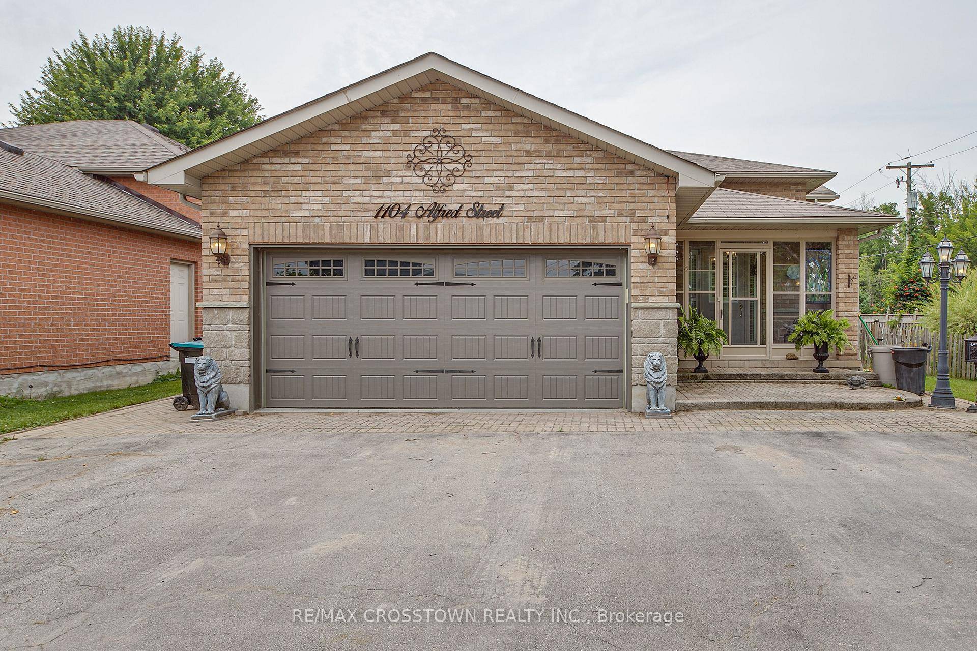 This lovely all brick raised bungalow is just steps from the lake in a peaceful, friendly neighbourhood.