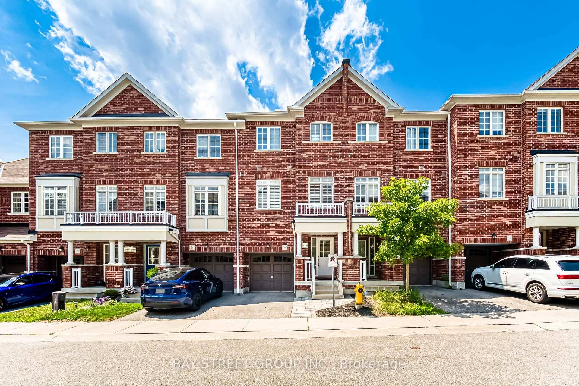 This 3 storey 1803sf townhouse in high demand Greensborough community is an absolute wonder.