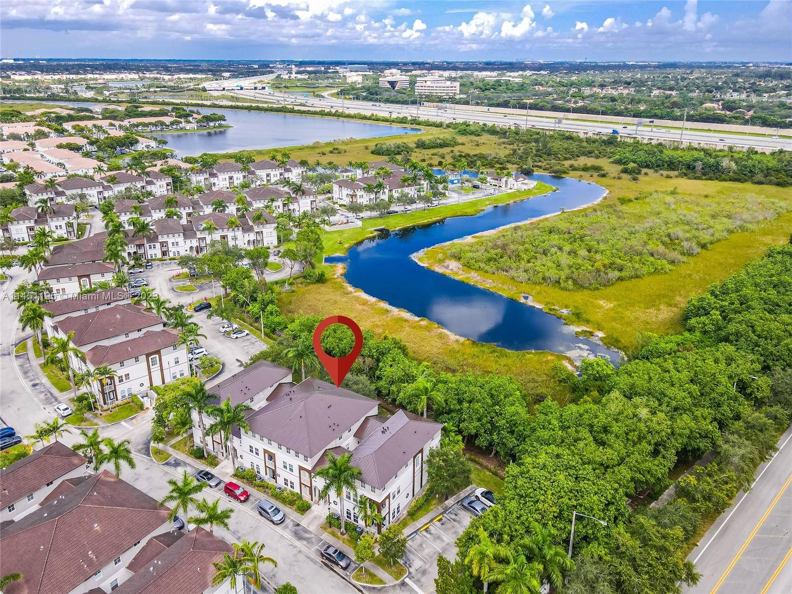 Beautiful 2 story condo townhouse style in Courtyards At Nautica.
