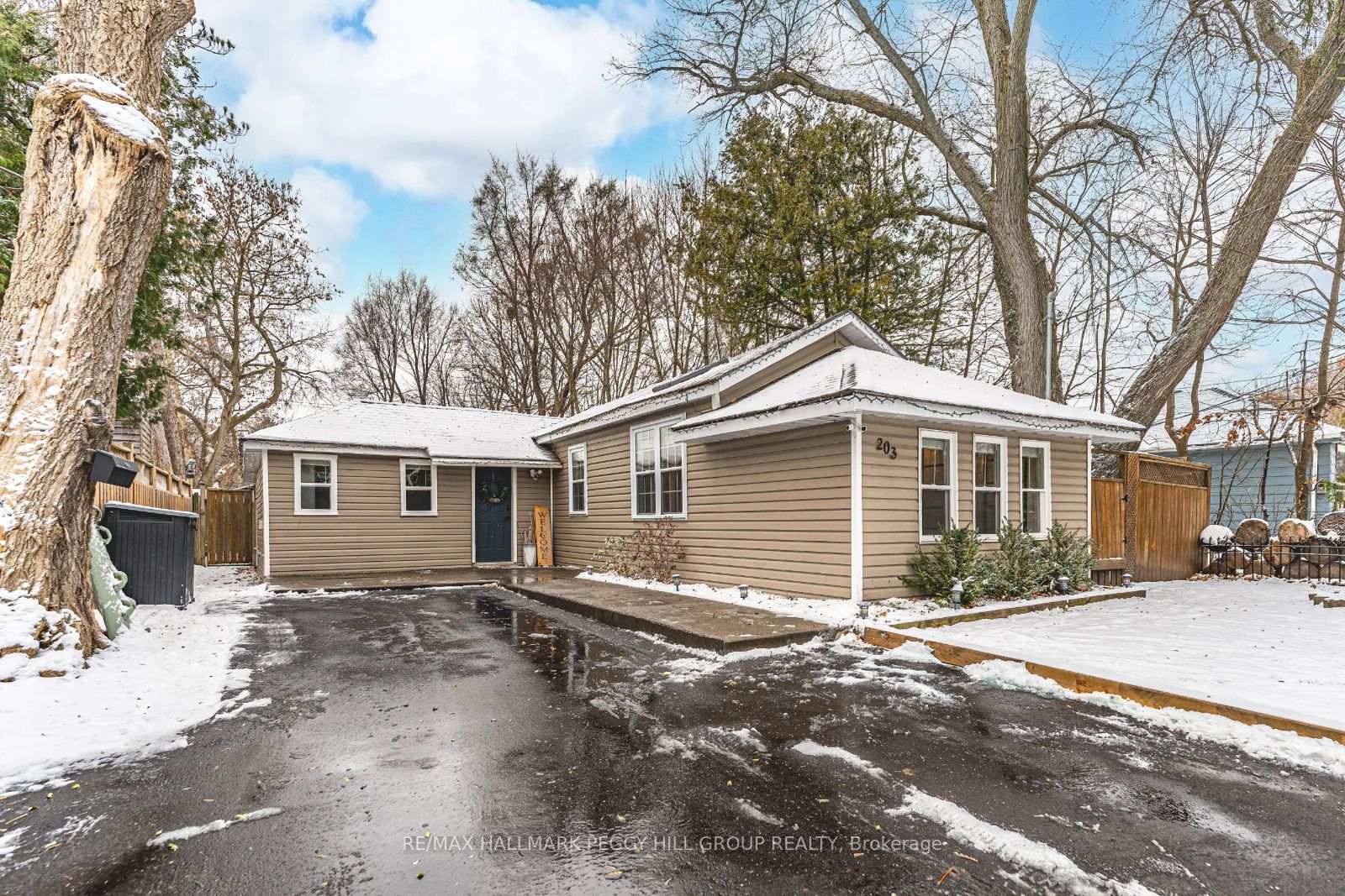COZY BUNGALOW WITH THOUGHTFUL UPDATES MINUTES FROM LAKE SIMCOE amp ; DOWNTOWN BARRIE !