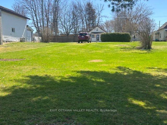 Great building lot in the City of Pembroke !