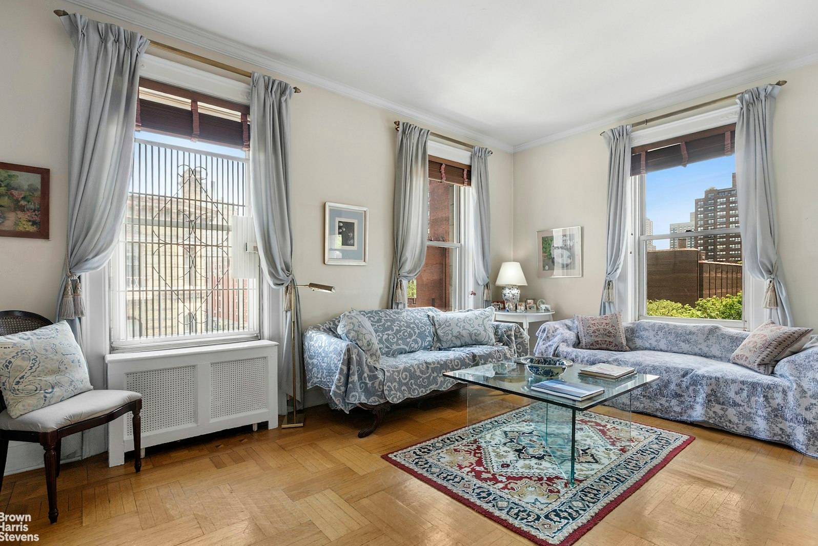 This delightful corner one bedroom apartment welcomes you with soaring 9'7 ceilings and an abundance of natural light.