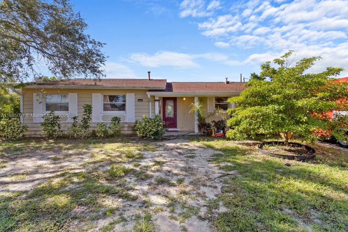 Charming 3 bedroom, 2 bath pool home in the heart of Merritt Island !