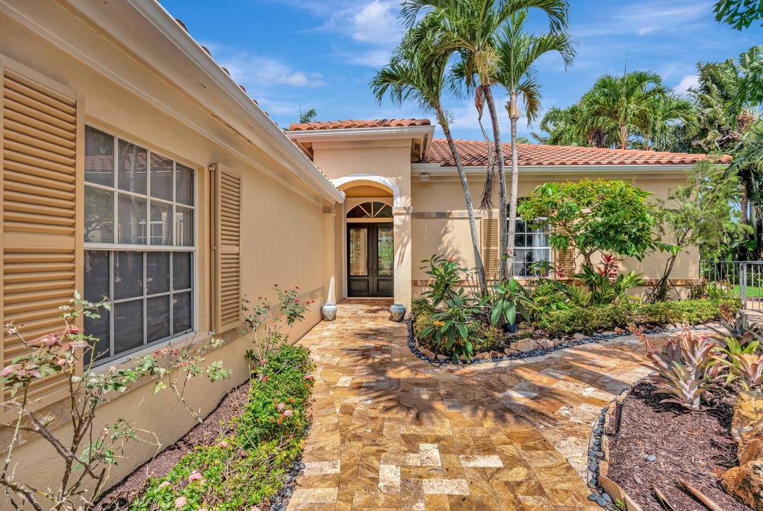 Seasonal luxury awaits at Admirals Cove.