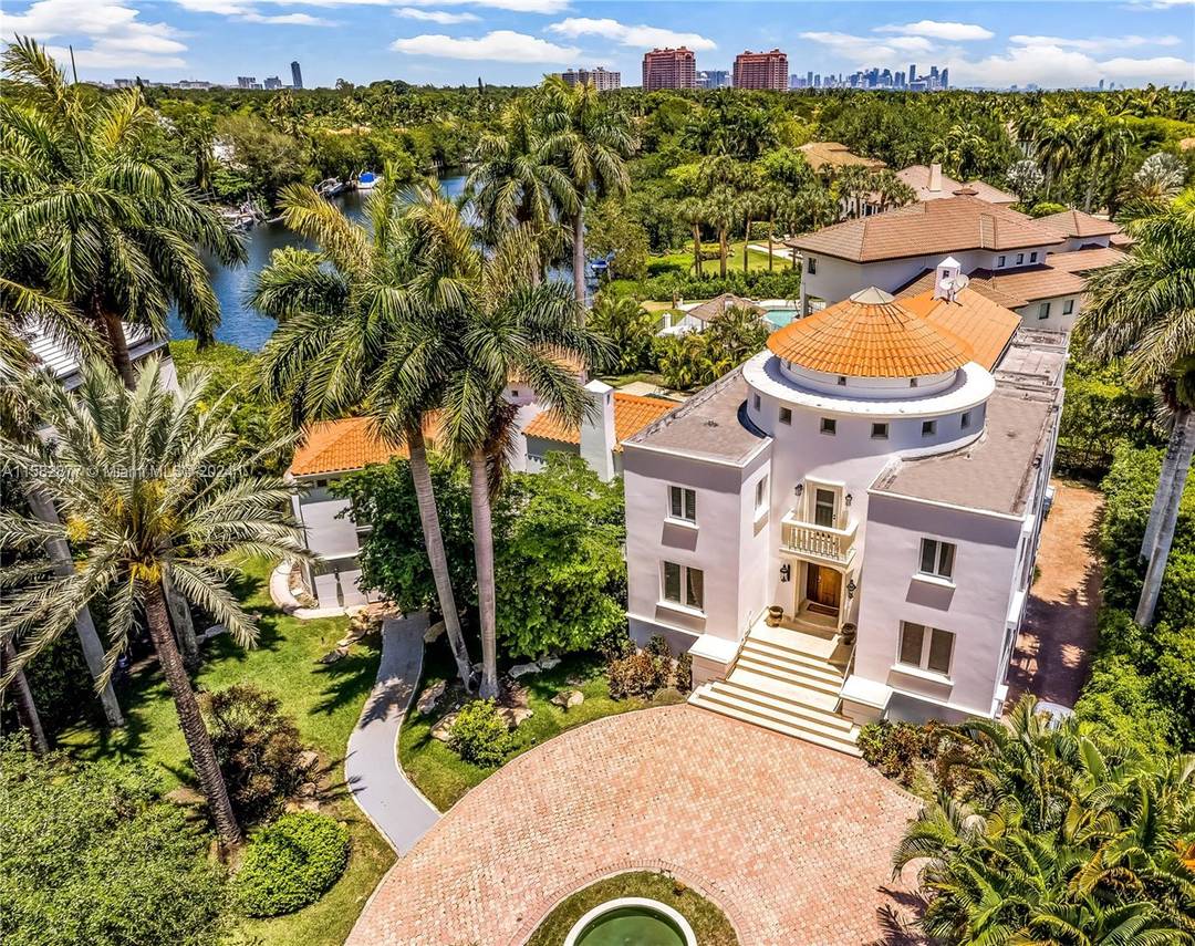Welcome to a luxurious oasis located on the water in sought after Islands of Cocoplum in Coral Gables.