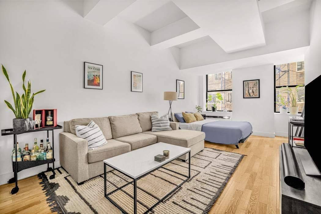 A spacious amp ; charming studio seamlessly blends pre war character from the architects of the Empire State Building with timeless modern updates in an investor friendly condo offering a ...