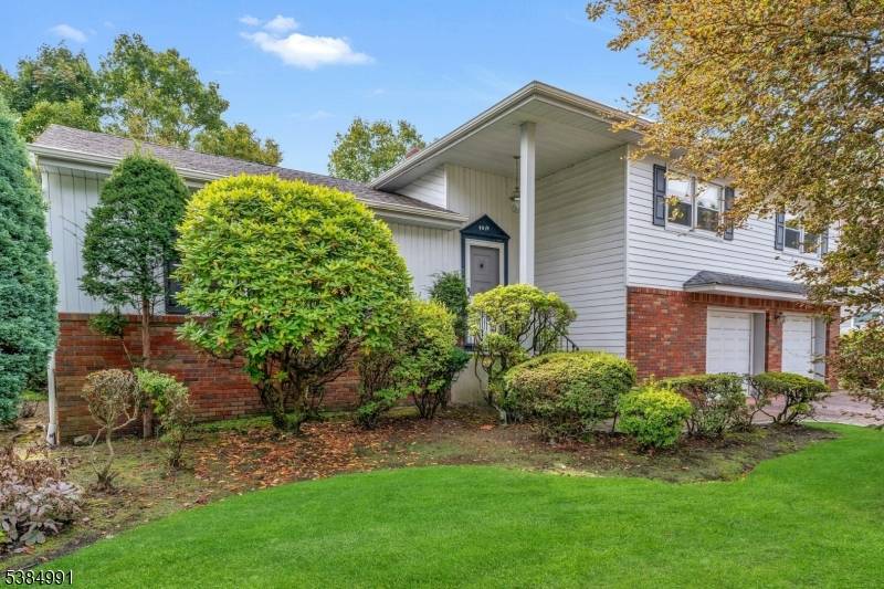 Welcome to this 4 BEDROOM 2.