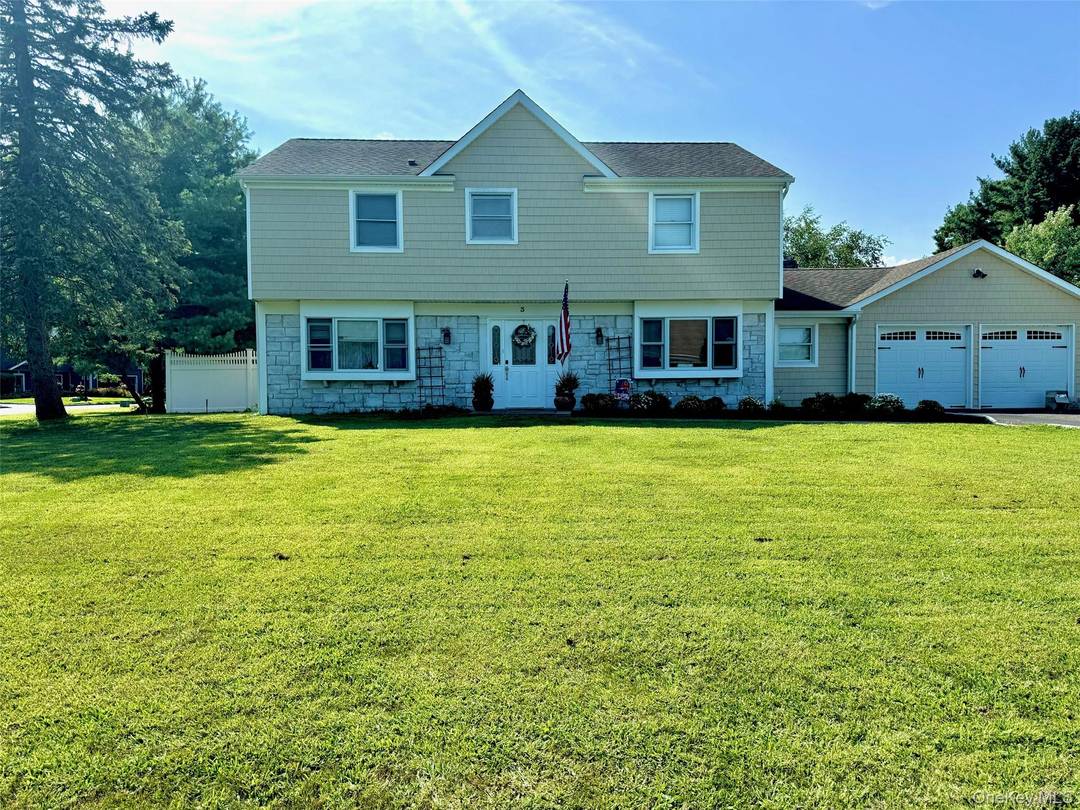 Very well maintained colonial in Three Village Schools !