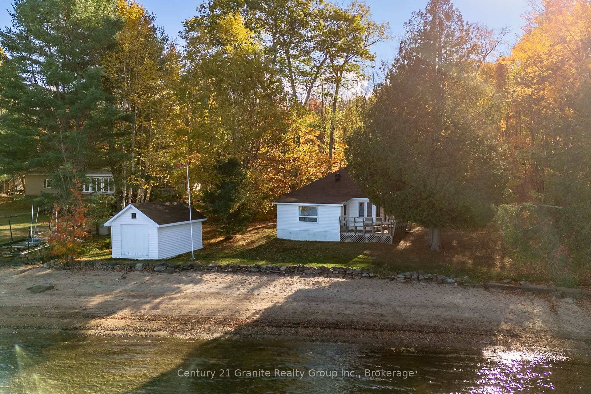 Escape to your very own lakeside retreat on beautiful Halls Lake !