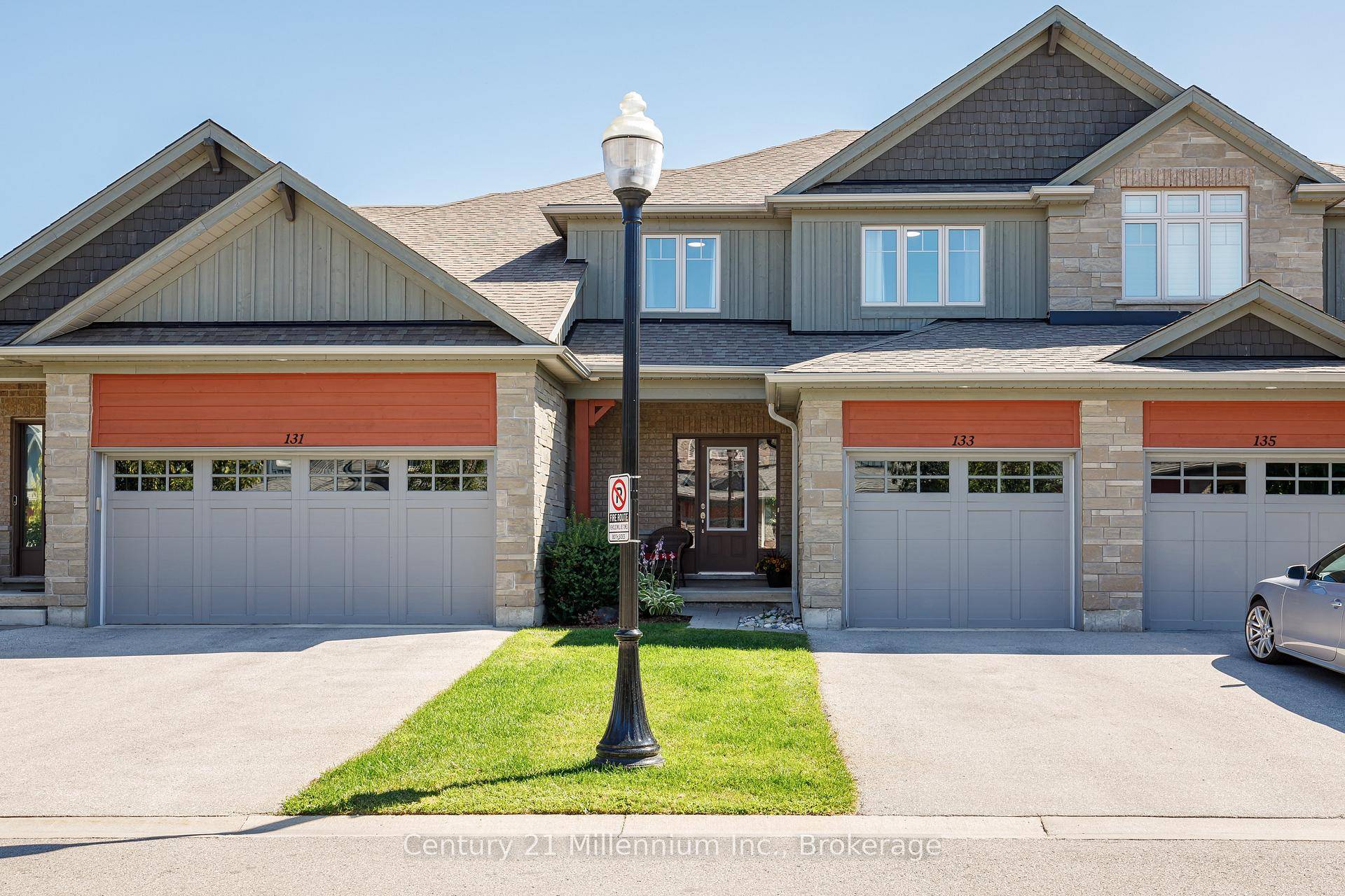 Discover the perfect Collingwood escape in this 3 bed, 4 bath home surrounded by lush greenspace, a golf course, and a fabulous amenity centre.