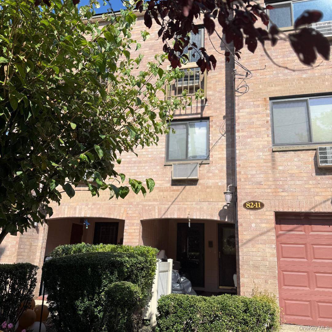 Rare Opportunity to Own a Triplex Condo In the Heart of Lindenwood Enjoy the Convenience Of Being Just Steps Away From The Shopping Center, Transportation and School This Unit Features ...
