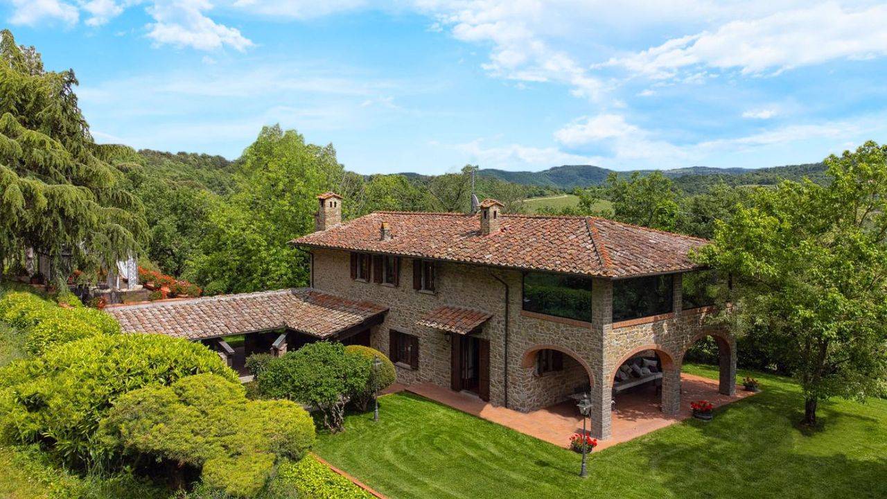 Renovated luxury villa with annexe, 1.5 hectares of parkland, five-a-side football and tennis court for sale a few km from the city centre of Arezzo.